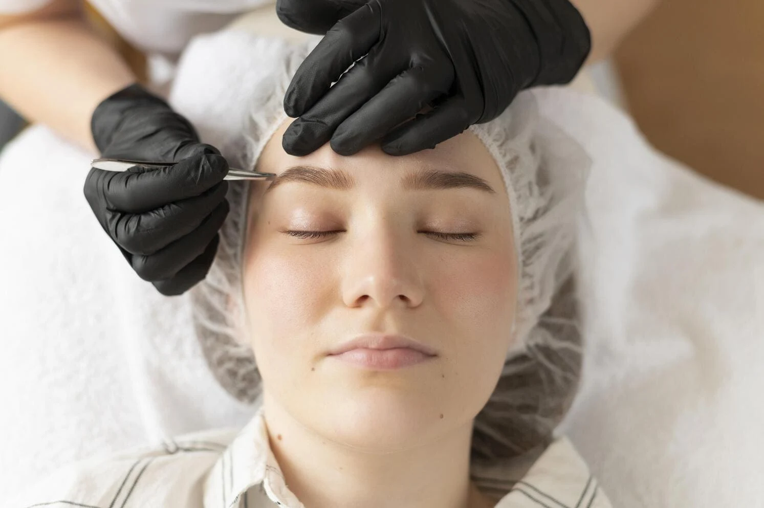 eyebrow-treatment-beauty-salon